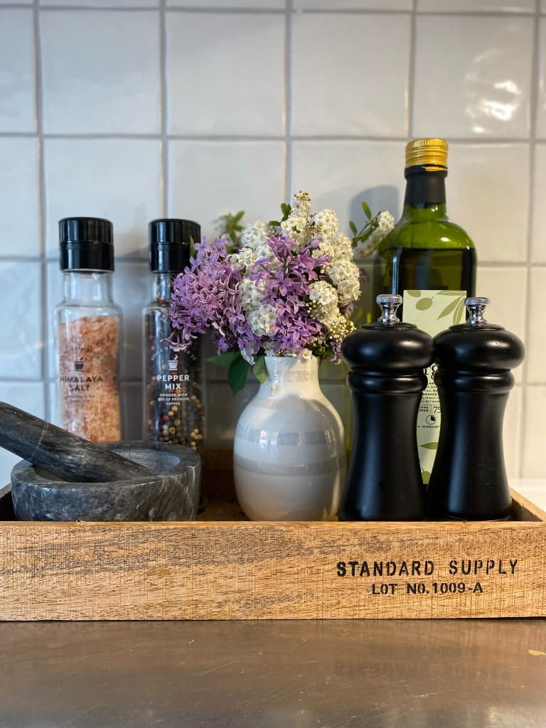 Kök med kryddor, olja och blommor – kvalitet och omsorg i matlagning